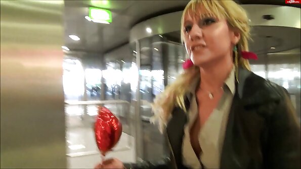 Tipul a tras-o pe fata Lara Page, pe filme porno cu lesbiene batrane care a adormit-o.