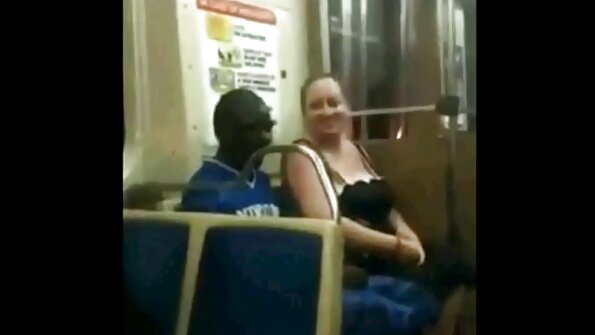Au lăsat-o pe fată să sex cu babe bătrâne meargă în mașină.