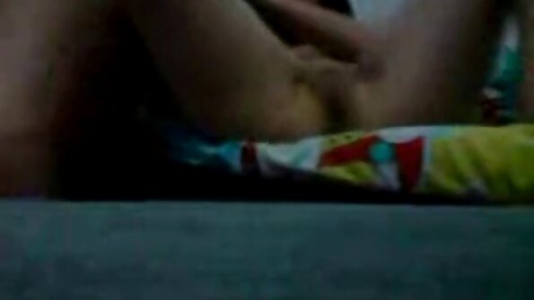 Fata nebună își arată sânii în public și filme porno cu negrese batrane mă suge în lift.