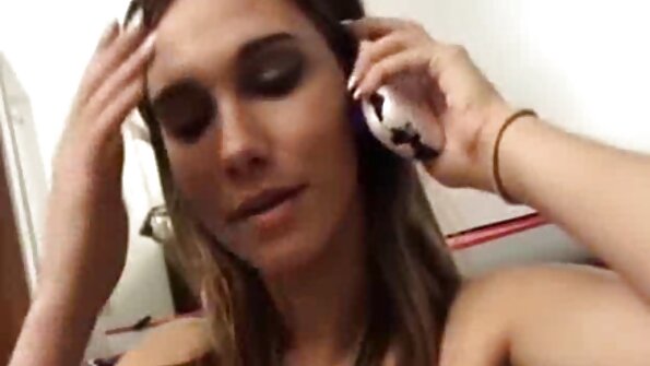 Puiul sexy folosește un cocoș gras pentru a se face să filme porno cu romance batrane ejaze.