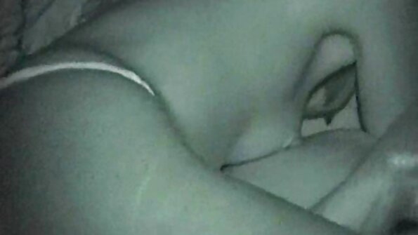 Sânii mari ai xxx babe batrane prietenei mă surprind urmărind porno.