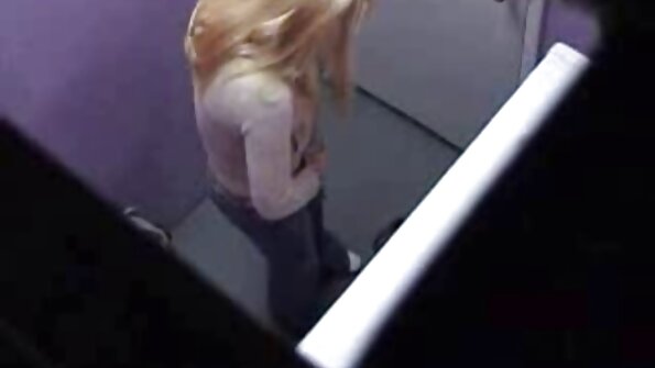 Vorbește mult și își spală filme porno cu batrane sânii mari în baie.