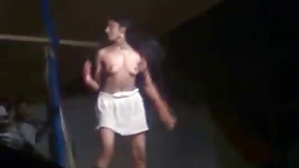 Twerk porno cu mame batrane pe cocos în cada plină cu apă și spumă.