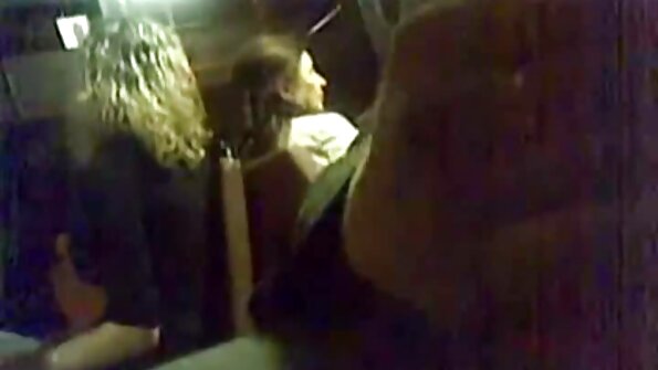 Mi-am ars sora vitregă pentru futai cu babe batrane o slujbă de mână, nu am putut rezista și am terminat o tipă gemând.