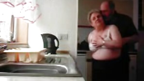 Femdom henpecked își îndeplinește obligațiile. filme porno cu mature batrane