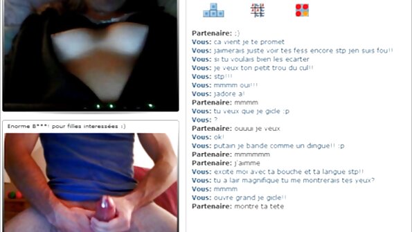 Două prietene excitate se masturbează împreună porno cu mame batrane pe plajă.