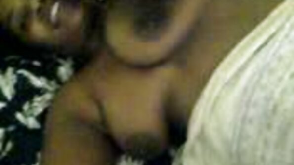 Intru babe bătrâne care se fut in camera ei si o conving sa faca sex.