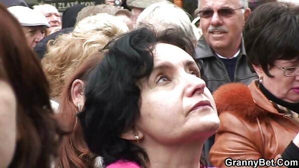 Tânărul proprietar de sâni de lux sex cu batrane se masturbează în mașină.