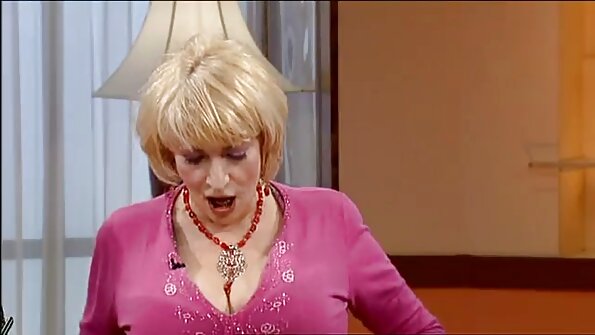 A futai cu babe batrane stat păsărică udă pe fața soțului prietenei ei.