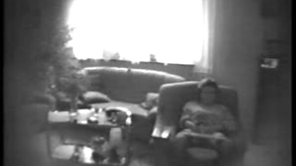 Tânără fată atletică, cu un porno cu mame batrane fund perfect, îi place să înghită adânc și să tragă.