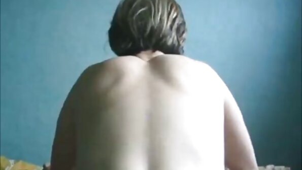 Distrage atenția de la social fată de rețea îngropată în telefon și își smulge jambierele, împreună cu chiloții, ajungând la o filme porno cu lesbiene batrane pisicuță îngustă.