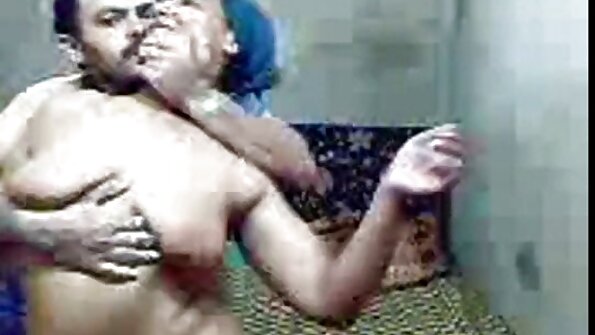 Am menstruatie asa ca pot ajuta doar cu picioarele. filme porno cu mamici batrane