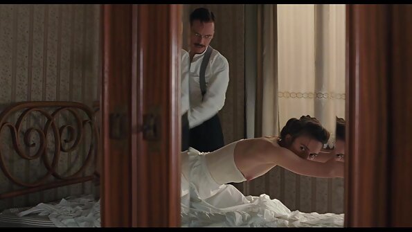 Fetele filme porno cu grase batrane l-au prins pe fraier și îl fac să le sărute fundul și păsărica.