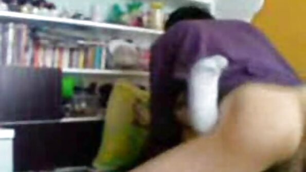 O tânără de 18 ani plânge filme porno cu grase batrane de durere în fund