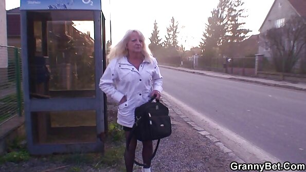 Mama a porno cu babe batrane organizat o orgie cu fiica și iubitul ei.
