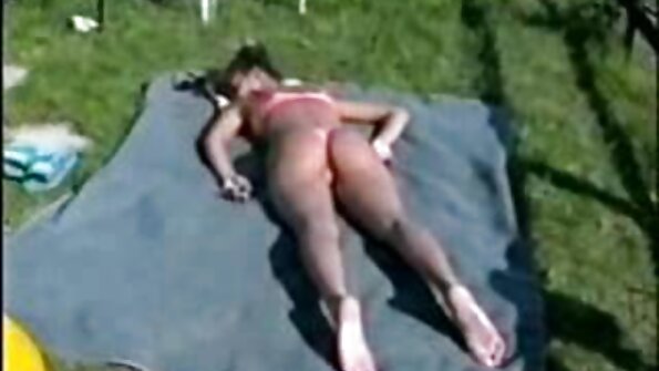 Trio lezbiene batrane de swinger amatori de casă.