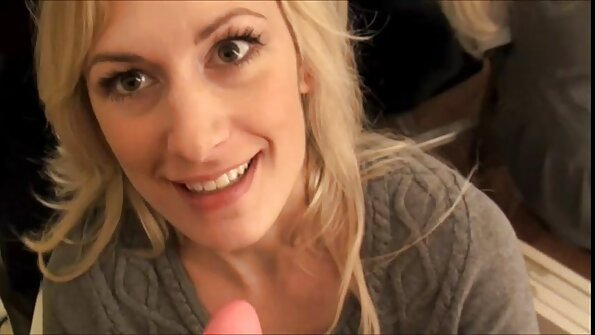 Masturbând păsărică cu vibrator în timp ce filme porno cu romance batrane joci pe PS4.
