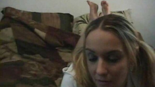 Sora vitregă s-a strecurat până la fratele vitreg și s-a porno cu mame batrane așezat pe penisul lui.
