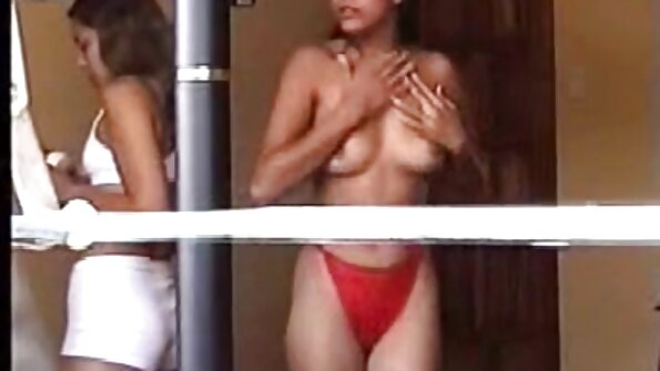 Modelul de lenjerie intimă face o pizde bătrâne muie profundă și fuge tare.