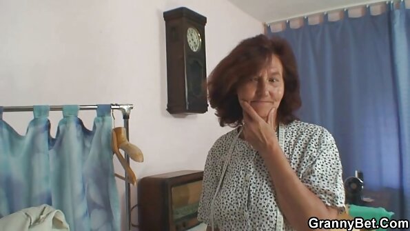 Tânăra soră porno gratis cu batrane și-a entuziasmat fundul, nu a putut rezista și a sedus-o.